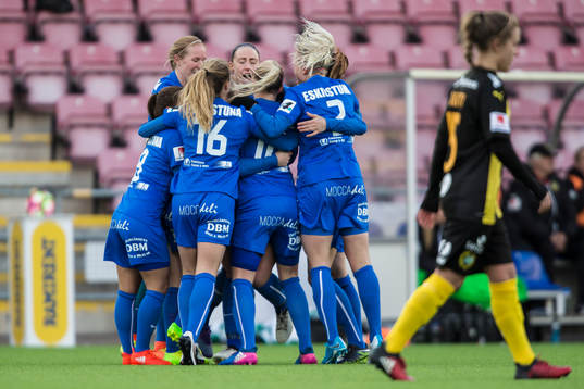 Eskilstuna Uniteds spelare jublar
