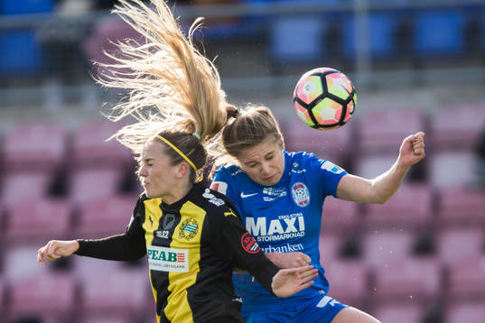 Eskilstuna Uniteds Fiona Brown i kamp om bollen med