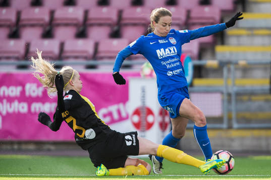 Eskilstuna Uniteds Ingrid Schjelderup i kamp om bollen med