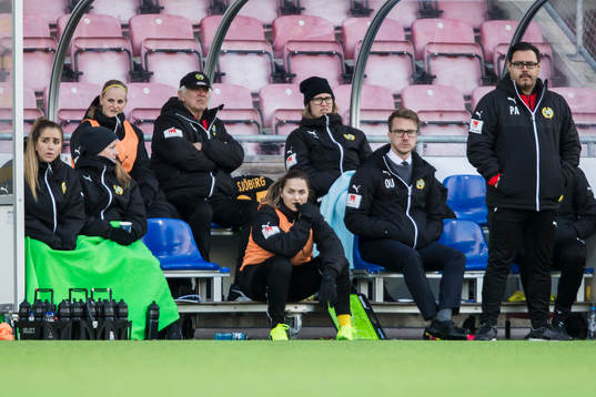 Hammarbys Elena Sadiku (sittandes längst ner med orange