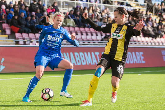 Eskilstuna Uniteds Hanna Glas i kamp om bollen med