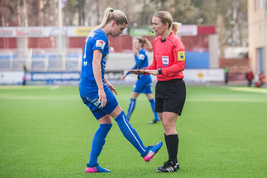 Eskilstuna Uniteds Olivia Schough diskuterar med domare