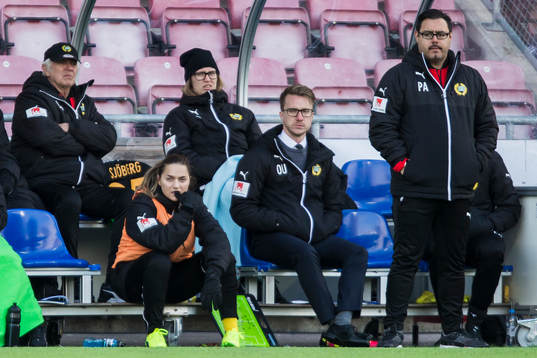 Hammarbys Elena Sadiku (sittandes längst ner med orange