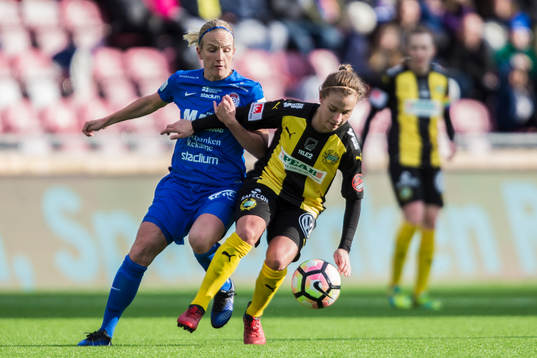 Eskilstuna Uniteds Petra Johansson i kamp om bollen med