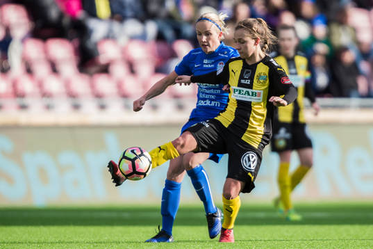 Eskilstuna Uniteds Petra Johansson i kamp om bollen med