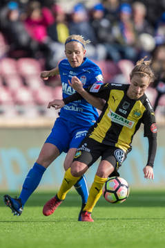 Eskilstuna Uniteds Petra Johansson i kamp om bollen med