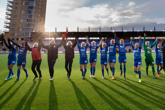 Eskilstuna Uniteds spelar jublar