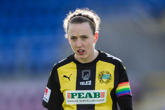 Hammarbys Olga Ekblom med en regnbågsfärgad armbindel