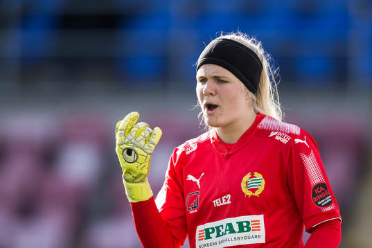 Hammarbys målvakt Emma Holmgren gestikulerar