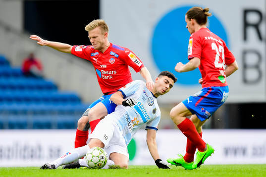Helsingborgs Andreas Landgren och Jesper Lange i kamp mot
