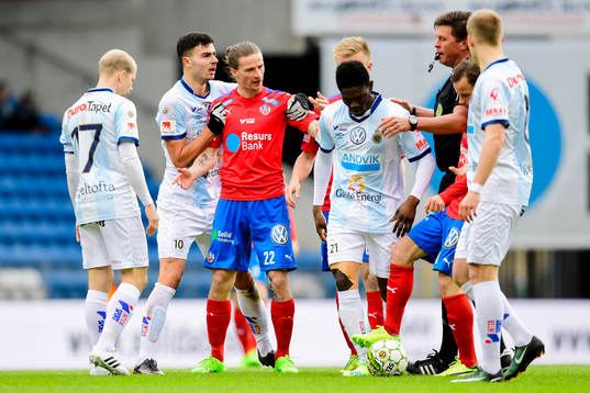Irriterat mellan Gefles Deniz Hümmet och Helsingborgs