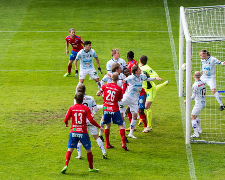 Gefles Johan Oremo nickar in självmål 1-1 i eget mål