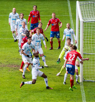 Helsingborgs Jesper Lange oroar vid Gefles målvakt August
