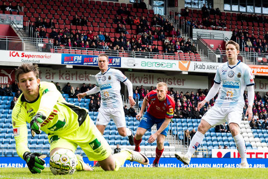 Helsingborgs Peter Larsson oroar vid Gefles Jens Portin,