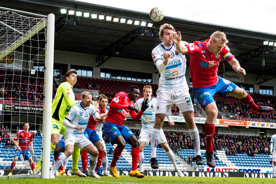 Helsingborgs Peter Larsson och Gefles Johan Oremo i