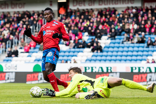 Helsingborgs Oke Akpoveta och Gefles målvakt August