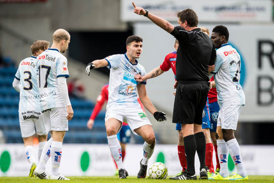 Gefles Deniz Hümmet irriterad på domare Antti Kanerva