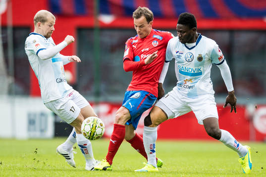 Helsingborgs Anton Wede mot Gefles Jonas Lantto och Kwame
