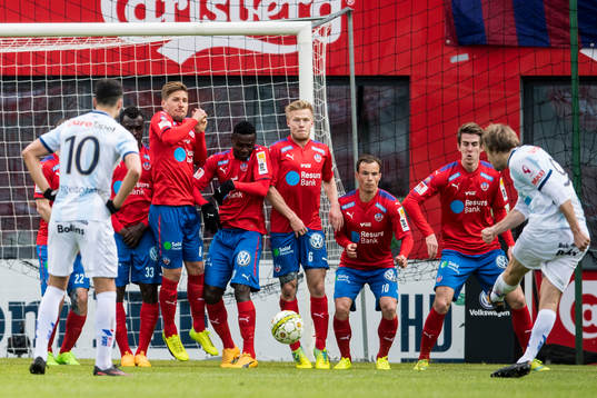 Gefles Johan Oremo skjuter en frispark mot Helsingborgs