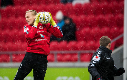 Kalmars målvakt Ole Söderberg  värmer upp