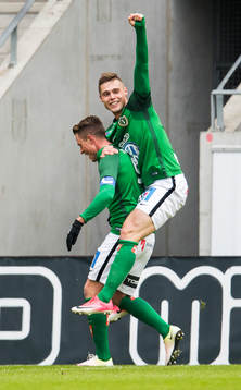 Jönköpings Tommy Thelin gör 0-3 med Arni Vilhjalmsson