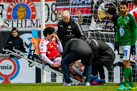Kalmars Marko Biskupovic lämnar planen skadad