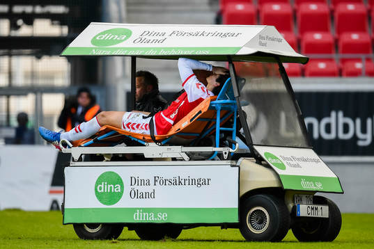 Kalmars Marko Biskupovic lämnar planen skadad