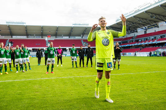 Jönköpingspelarna med målvakt Anton Cajtoft i täten