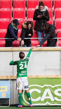 Jönköpings målskytt Robert Gojani firar med bekanta