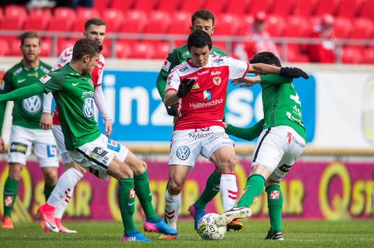 Kalmars Romário Pereira Sipião omgiven av Jönköpings