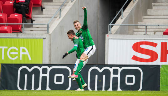 Jönköpings Tommy Thelin gör 0-3 med Arni Vilhjalmsson