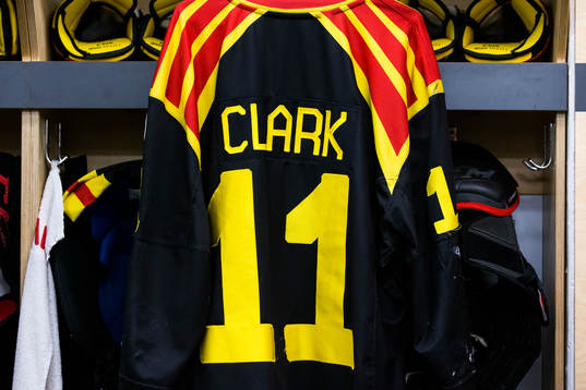 Matchtröja tillhörande Brynäs Kevin Clark hänger i