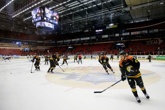 Brynäs Juuso Ikonen värmer upp före final 2 i
