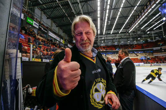 Skådespelaren tillika Brynäs supporter Rolf Lassgård i