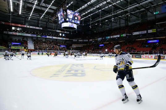 s Simon Önerud värmer upp före final 2 i SM-slutspelet i