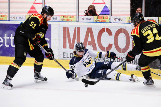 Brynäs Marc Zanetti och Jonathan Granström i kamp mot
