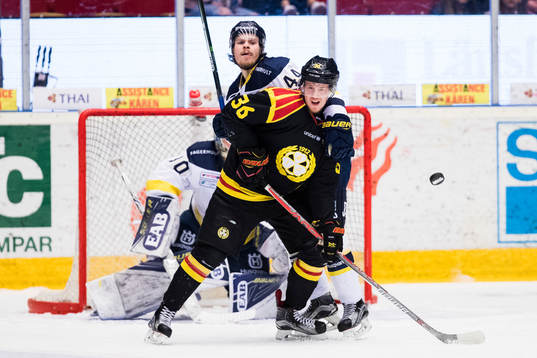 s Mikko Lehtonen försvarar sig mot Brynäs Linus Ölund