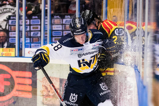 s Anton Bengtsson med en tackling på Brynäs Lucas Carlsson