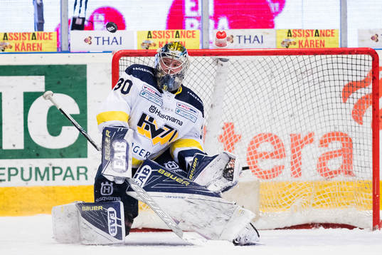 s målvakt Linus Söderström med en räddning