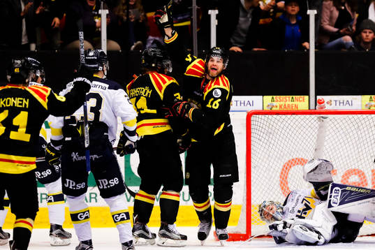 Brynäs Juuso Ikonen och Daniel Paille jublar