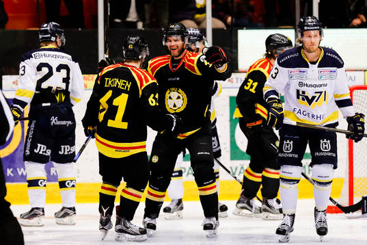 Brynäs Juuso Ikonen och Daniel Paille jublar