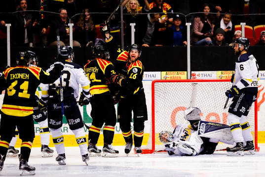 Brynäs Juuso Ikonen och Daniel Paille jublar