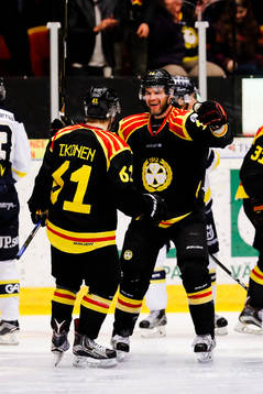 Brynäs Juuso Ikonen och Daniel Paille jublar