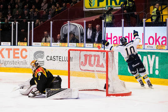 Brynäs målvakt Felix Sandström släpper in 2-1 från