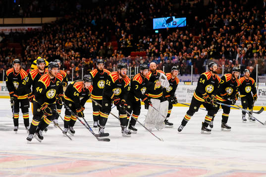 Brynäs spelare jublar