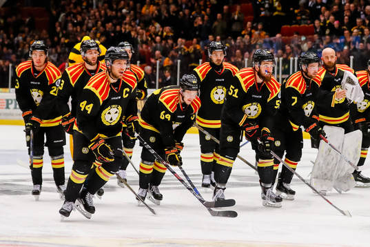 Brynäs spelare jublar