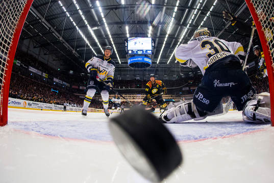 Bläddra bland fler bilder av Ishockey, SHL, FINAL 2, Brynäs - HV71
