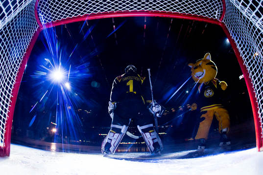 Brynäs målvakt Felix Sandström och Brynäs maskot innan
