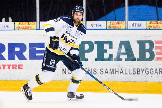 s Christoffer Persson med pucken