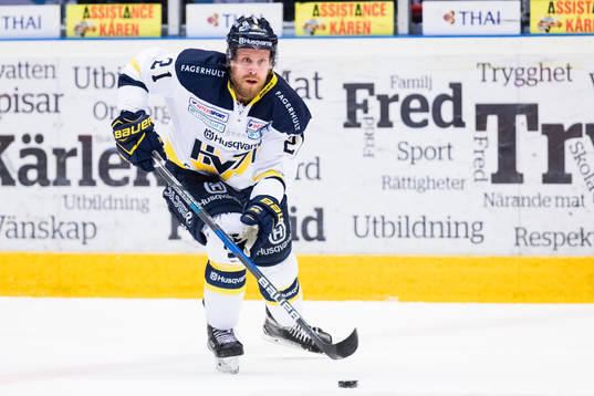 s Mattias Tedenby med pucken